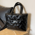 Bolso tote acolchado negro brillante con etiqueta de moda y diseño de gran capacidad - Negro