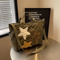 Bolso tote acolchado verde oliva con estrellas de peluche y correa ajustable - Verde