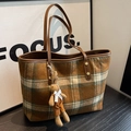Tragetasche aus braun-grünem Plaid mit Ledergriffen und niedlichem Plüschhasen-Anhänger - Mit Anhänger / Kaffee Karos