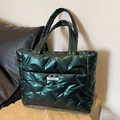 Bolso tote acolchado verde oscuro brillante con textura de plumón y etiqueta de moda - Verde