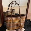 Große karierte Tote Bag mit braunen Ledergriffen und einem niedlichen Hasenanhänger - Mit Anhänger / Hahnentritt Braun