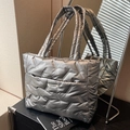 Bolso tote acolchado gris plateado con correa ancha para hombro y brillo metálico - Plateado