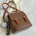 Brauner Kunstleder Rucksack mit Rautensteppung und flauschigem Ballanhänger - Klein Khaki