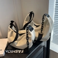 Dettaglio borse hobo in tela bianca con catena nera e tracolla con scritte alla moda - Grande / Bianco Sporco