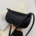 Borsa a tracolla nera minimalista a forma di cuscino in ecopelle con dettagli dorati - Nero
