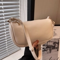 Elegante borsa a tracolla cilindrica bianco crema con dettagli dorati per look estivo - Bianco Sporco