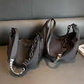 Borsa hobo nera in tela con tracolla con scritte FASHION e dettaglio catena alla moda - Grande / Nero