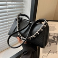 Borsa a tracolla nera classica con catena argentata e finitura in pelle martellata - Nero