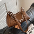 Borsa a tracolla in pelle martellata marrone con catena d'argento spessa - Marrone