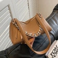 Borsa a spalla marrone in pelle martellata con catena argento e tracolla sottile - Cachi