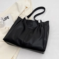 Grande borsa tote nera minimalista con trama in pelle a grana e anelli in metallo - Senza Ciondolo / Nero
