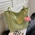 Ruime lichtgroene leren tote bag met een perzik pluche hanger voor dagelijks woon-werk - Met Hanger / Groen