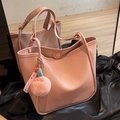 Roze imitatieleren tote bag met pluchen perzikhanger en magnetische sluiting - Met Hanger / Roze