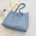 Borsa tote celeste minimalista con anelli argentati e logo del marchio su pelle morbida - Senza Ciondolo / Blu