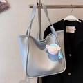 Lichtblauwe grote PU-leren tote bag met schattige hanger voor dagelijks woon-werkverkeer - Met Hanger / Blauw