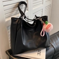 Borsa tote nera in ecopelle con ciondolo a pesca e logo NULAIDIBG per ufficio e stile - Con Ciondolo / Nero