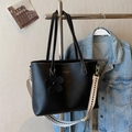 Borsa tote nera con cuciture bianche, ciondolo a fiore e tracolla in tessuto - Nero