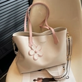Borsa tote crema con manici rosa, ciondolo a fiore e tracolla larga a motivi - Rosa
