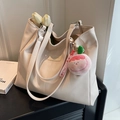 Grande borsa tote bianco crema minimalista in pelle con ciondolo di peluche carino - Con Ciondolo / Bianco avorio