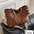 Grande borsa tote marrone scuro con tracolla intrecciata e ciondolo a forma di fiore - Marrone