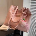 Borsa tote rosa di grande capacità con trama litchi e ciondolo a pesca in peluche - Con Ciondolo / Rosa