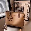 Grande borsa tote kaki con manici marroni, ciondolo a fiore e tracolla larga decorativa - Cachi