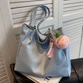 Borsa tote celeste capiente con ciondolo a forma di pesca per uso quotidiano - Con Ciondolo / Blu