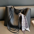 Große schwarze Tote Bag mit Litschimuster, bedrucktem Seidenschal und Golddetails - Schwarz