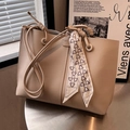 Beige übergroße Shopper-Tasche aus genarbtem Leder mit Seidentuch und Golddetails - Gebrochenes Weiß