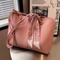 Rosa Tote-Bag aus Leder mit Kieselstruktur, dekorativem Seidenschal und Schultergurt - Rosa