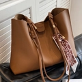 Braune Shopper-Tasche mit Seidenschal-Dekor und Magnetverschluss für den täglichen Pendelverkehr - Braun