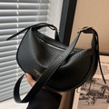 Borsa a tracolla nera a mezzaluna in finta pelle martellata con dettagli dorati - Nero