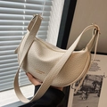 Elegante borsa a mezzaluna bianco crema con trama a rilievo e cerniera dorata - Bianco Sporco