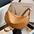 Borsa hobo marrone in pelle martellata con logo FASHION & BAGS dorato - Marrone
