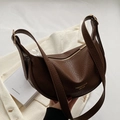 Borsa a spalla marrone a mezzaluna con texture animale e dettagli in metallo oro - caffè