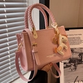 Borsa a secchiello rosa in pelle goffrata con manico intrecciato e ciondolo a cavallo - Rosa
