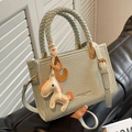 Borsa a secchiello verde menta con trama a pietra e ciondolo decorativo a forma di cavallo - Verde
