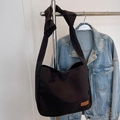 Minimalistische schwarze Canvas-Tasche mit geknotetem Schultergurt und Logo-Lederpatch - Schwarz