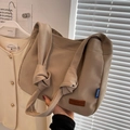 Minimale khakifarbene Canvas-Einkaufstasche mit geknotetem Schultergurt und Lederetikett - Khaki