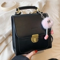 Minimalistische schwarze Lederhandtasche mit Goldschnalle und rosa Plüschanhänger - Schwarz (Mit Anhänger)