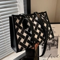 Μεγάλη τσάντα tote με ασπρόμαυρη υφαντή υφή pixel και δερμάτινη λεπτομέρεια - Μαύρο