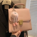 Minimalistischer rosa Rucksack aus Kunstleder mit Goldschließe und Plüsch-Anhänger - Rosa (Mit Anhänger)