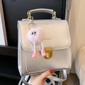 Silberner Metallic-Rucksack mit Jafansha-Logo und rosa Plüschpuppen-Anhänger - Silber (Mit Anhänger)