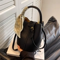 Sac seau noir en cuir grainé avec foulard en soie à cœurs et bandoulière amovible - Noir