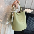 Sac seau vert clair en cuir grainé avec foulard en soie et poignée en métal doré - Vert Crème