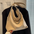 Beige Beuteltasche mit Lychee-Muster, silberner Kette und Leder-Umhängeriemen - Milchtee-Farbe