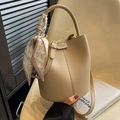 Sac seau en cuir beige avec foulard en soie élégant sur la poignée et bandoulière fine - Abricot