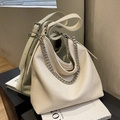 Große Hobo-Tasche in Cremeweiß aus Leder mit silberner Kette und verstellbarem Schultergurt - Chu Yu Weiß