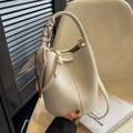 Sac seau beige élégant en cuir texturé avec poignée ornée d'un foulard à cœurs - Blanc Crème
