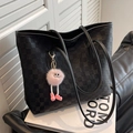 Große schwarze Shopper Tasche mit Schachbrettmuster und einem rosa Plüschanhänger - Schwarz